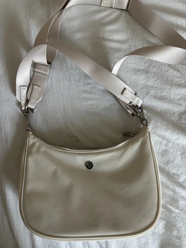 Lululemon City Essentials Shoulder Bag Small - Image 2