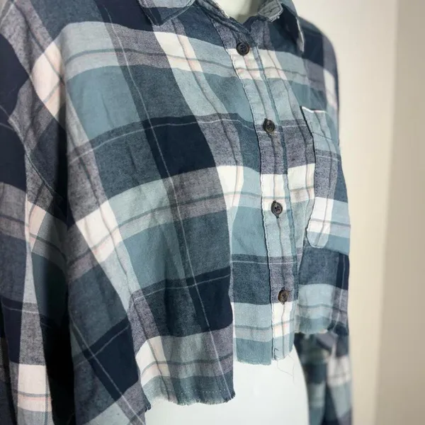 Forever 21 blue and white blue two-tone baggy plaid cropped flannel - Image 3