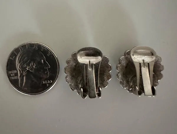 Vintage Faux Onyx Rhinestone Filagree Clip On Earring in Silver Tone Metal - Image 4