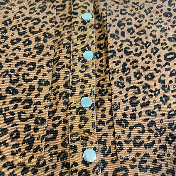 Denim like leopard‎ print skirt with pockets NWT size Medium - Image 3