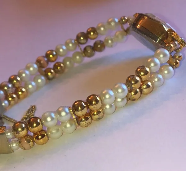 Geneva Gold Tone Faux Pearls Vintage Retro Wind Up Watch Wristwatch - Image 4