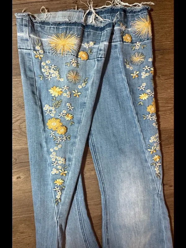 Ashley Mason embroidered flare legged jeans. Size 5/27" - Image 4