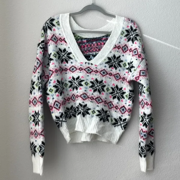 PINK Victoria's Secret White Snowflake Holiday V-Neck Sweater Fairisle Size M - Image 4