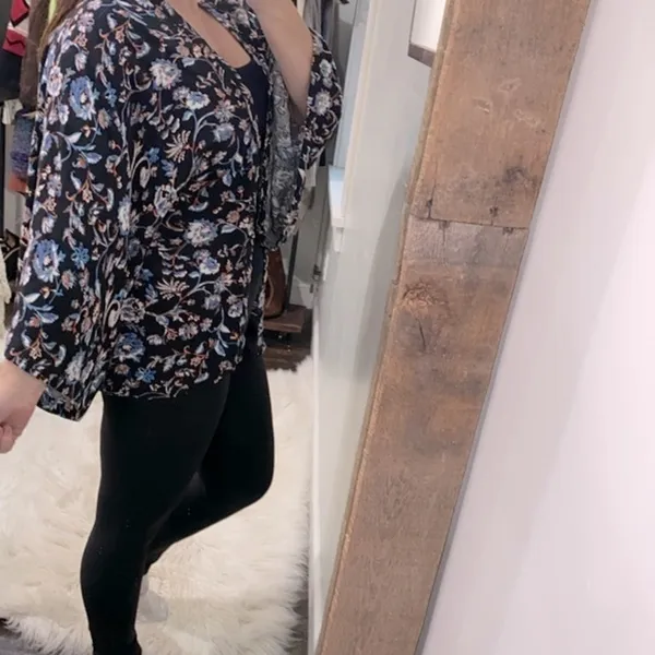 Sim & Sam black floral kimono top size small - Image 3
