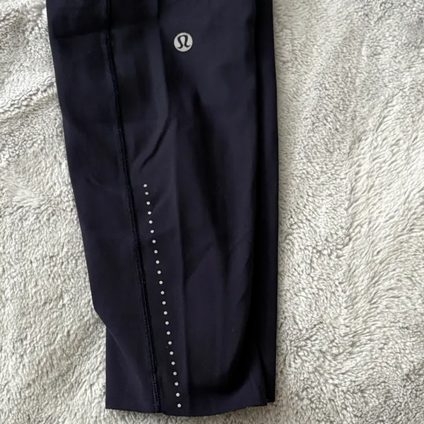 VGC Women’s Lululemon Navy Nulux 19 Cropped Leggings Size 8 - Image 8