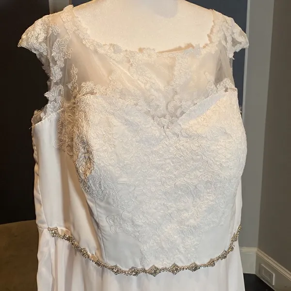 Women’s White Sleeveless Wedding Gown Zip Up with Sparkle Waist Size 3X NWOT - Image 2