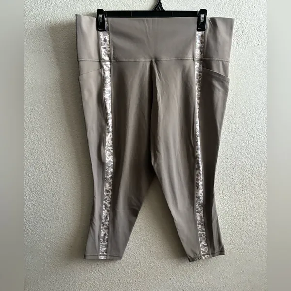 Athleta Grey Serene Salutation Stash Pocket Leggings with Patterned Stripe 3X - Image 4