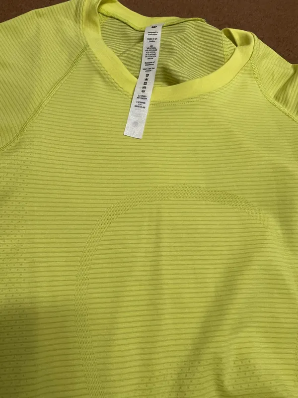 Lululemon Size 2 Short Sleeve Highlight Yellow Swiftly - Image 7