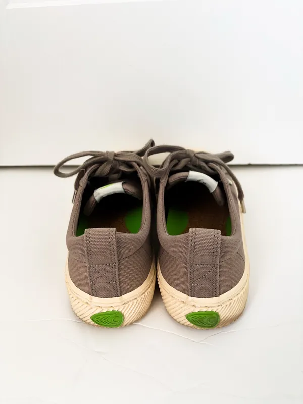Cariuma OCA Low Cap Tie Sneaker Grey Cream Size 7.5 - Image 3