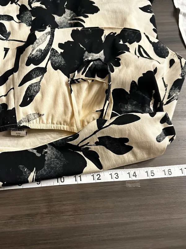 Old Navy Floral Tiered Full Length Maxi Dress in Black and Cream Size Medium - Image 10