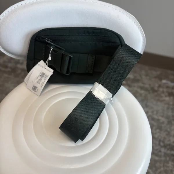 Lululemon Everywhere Belt Bag 1L NWT Sold Out Color RNFG (Rainforest Green) - Image 3