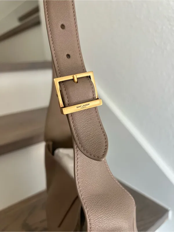 Saint Laurent YSL Le 5 à 7 Small Leather Shoulder Bag in Beige - Image 6