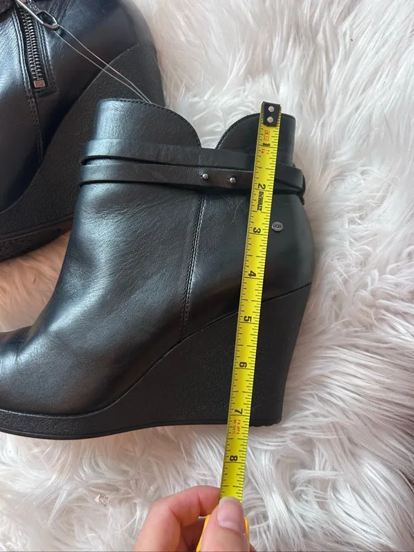 UGG ALEXIS Black Wedge Boots Women Size US 9 leather stylish - Image 7
