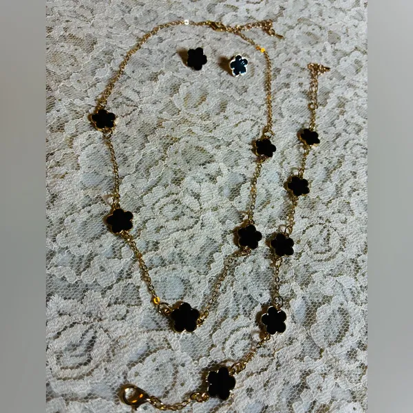 BLACK AND GOLD CLOVER Necklace Bracelet and earring set - Image 2