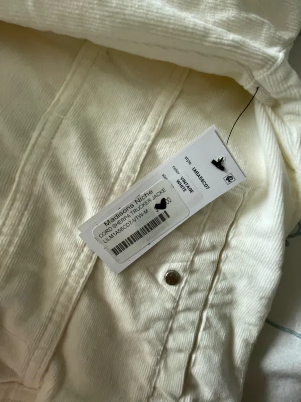 White cropped denim jacket with fur lining and buttons. Size M - Image 6
