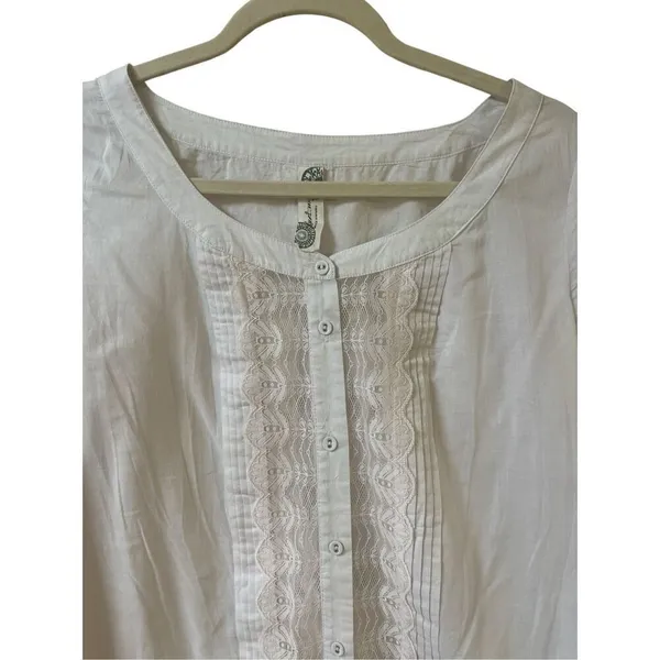 Anthropologie top by Free People pale punk blouse with lace & pleat accents sz L - Image 2