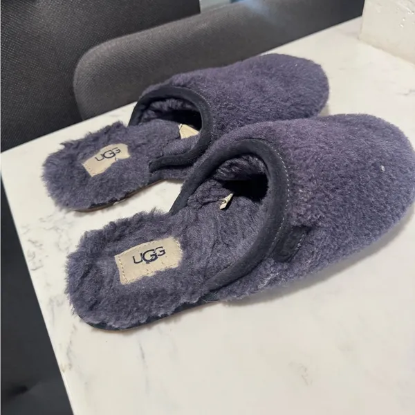 UGG Cozy Gray Fuzzy Slippers - Image 4