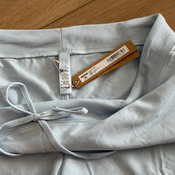 New skims shorts xl - Image 2