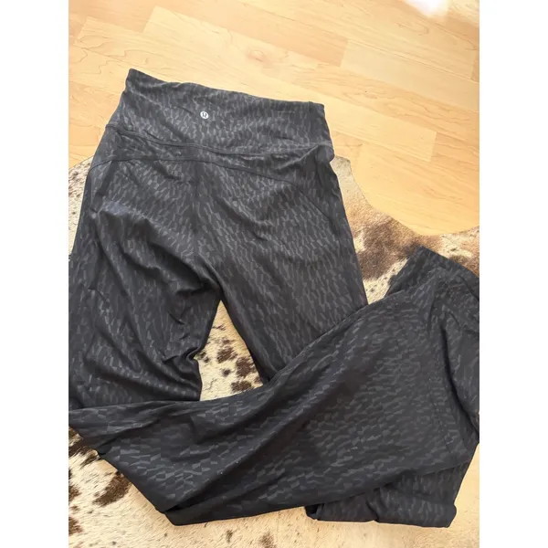 Lululemon Groove Super-High-Rise Flared Pant Segment Emboss Black Size 8 - Image 3