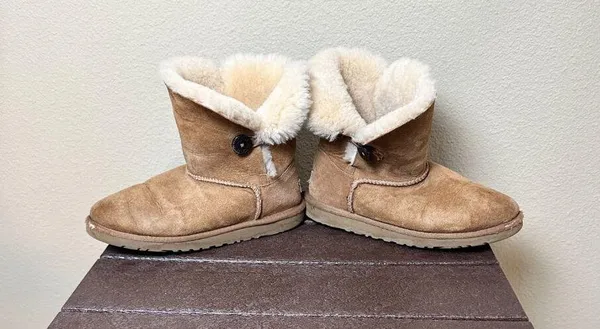 UGG Bailey Button Short Shearling Boots Booties Classic Chestnut Color - size 8 - Image 4