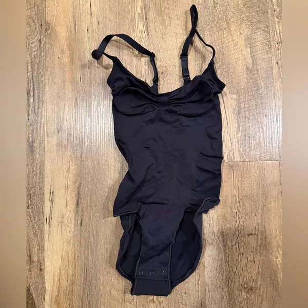 SKIMS Classic Seamless Sculpt Bodysuit Medium - Image 2