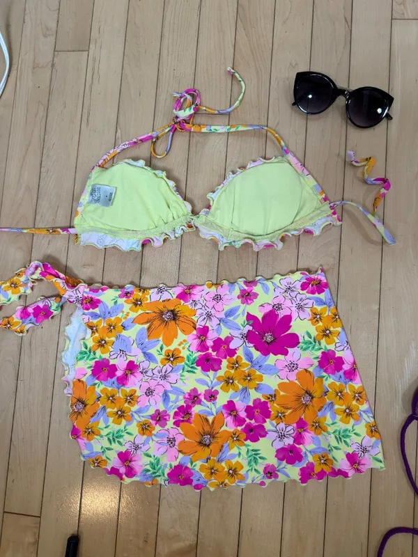 Wild Fable Bright Floral Bikini Top and Matching Sarong Size Small + Bonus Top - Image 4