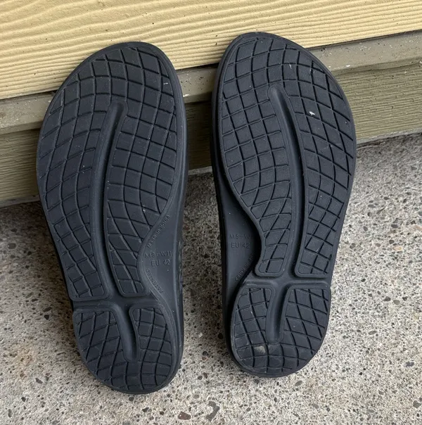 Like New Unisex OOFOS OOahh Luxe Slide sandals in a limited edition W11 - Image 6