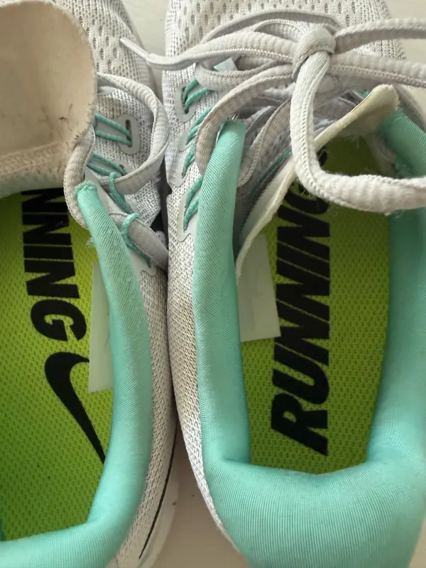 Nike women’s runnning shoe size 6 - Image 8
