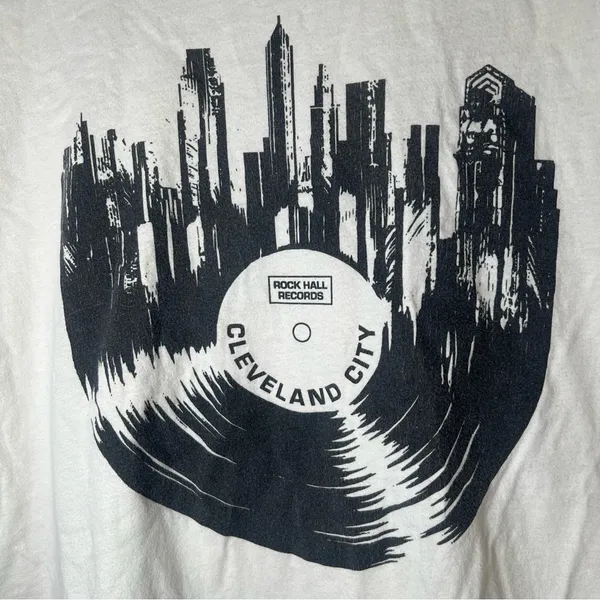 Cleveland City Rock Hall Records Hall of Fame Vinyl Skyline Graphic T-Shirt Sz M - Image 3