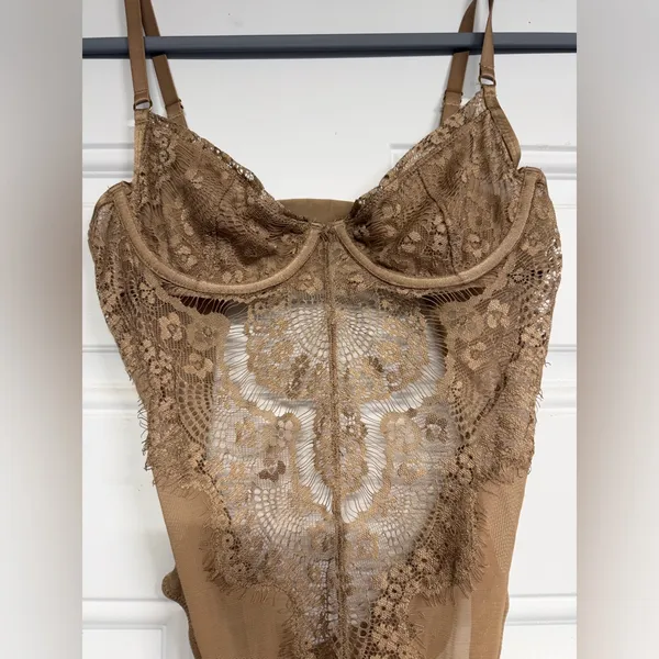 Babaton‎ Aritzia Beige Brown Lace Bodysuit Feminine Coquette Sheer - Image 3