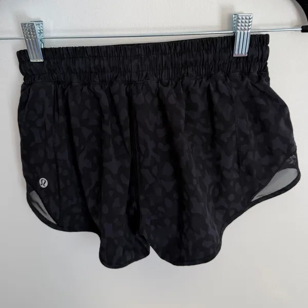 Lululemon Hotty Hot Short II 2.5" size 4 - Image 2