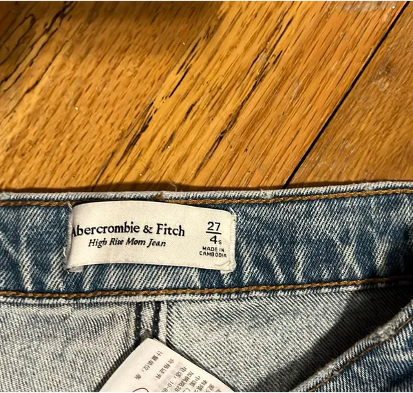 Abercrombie High-Rise Mom Jeans - Image 3