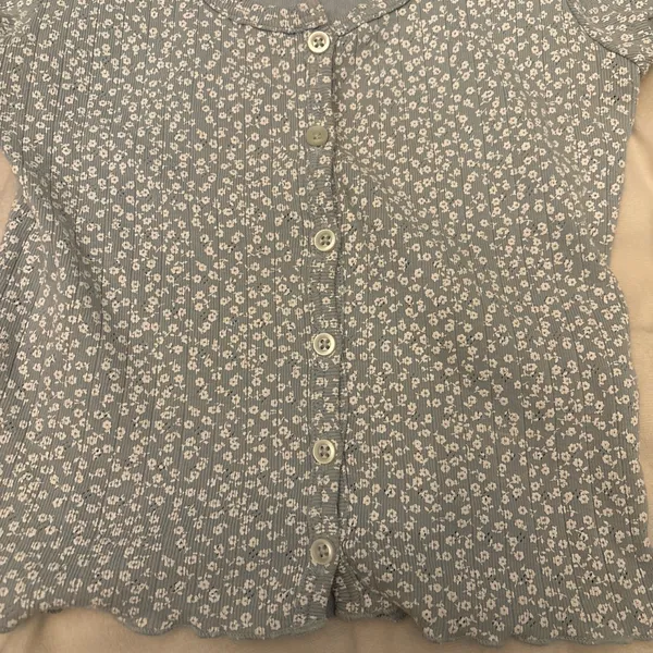 NWOT Brandy Melville Blue Floral Button Down Shirt - Image 4