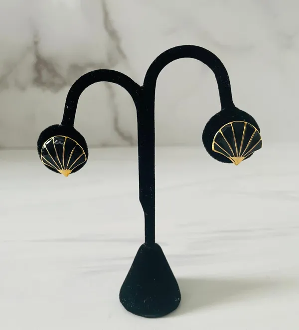 Vintage Seashell/Fan Earrings for Pierced Ears- Black and Gold- Costume Jewelry - Image 3