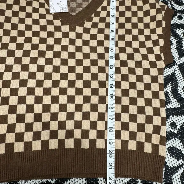 Willow and Wind checkered sweater brown and tan short sleeve v neck - Image 7