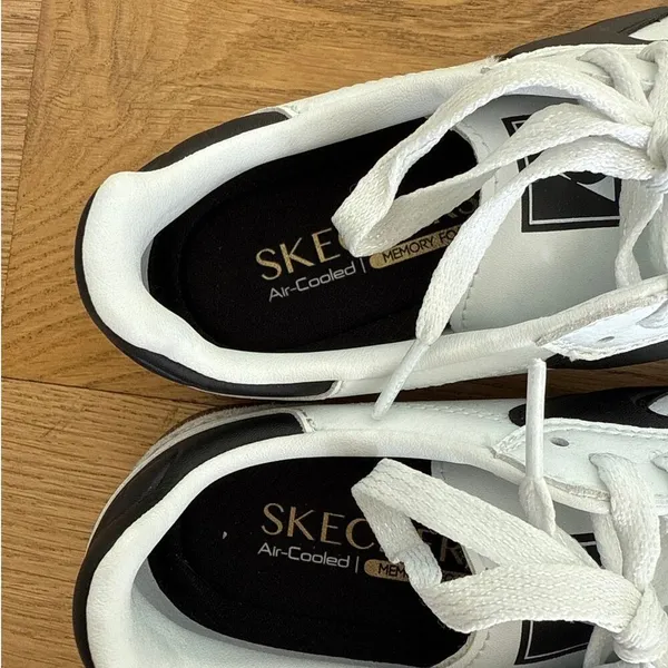 Skechers - Hotshot Kickoff Sneakers in White Gray & Black - Image 5