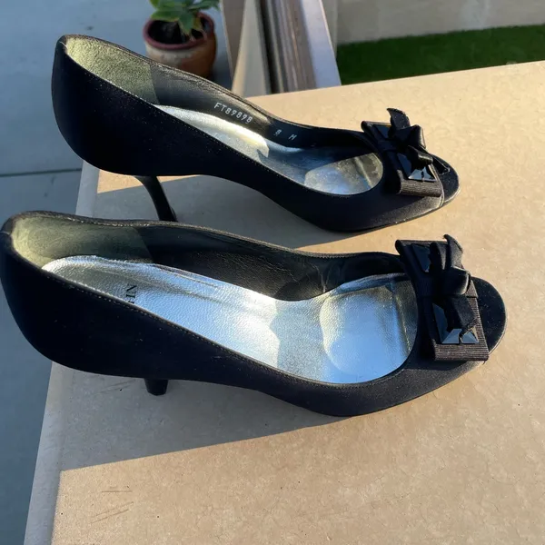 St. John Black Satin Peep Open Toe Bow Heels Pumps Shoes size 8 - Image 4
