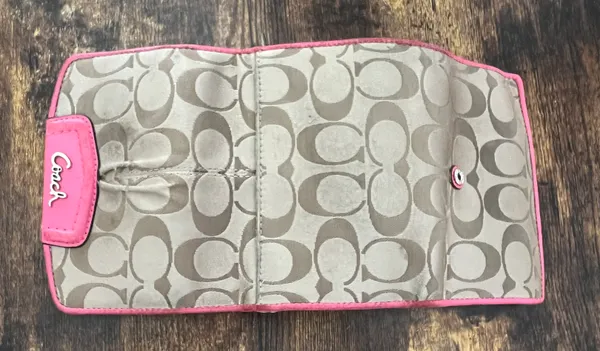 Coach | ladies Signature Jacquard clutch wallet. - Image 14