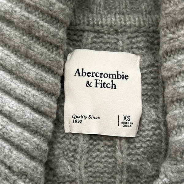 Abercrombie & Fitch Gray Cable Knit Turtleneck Sweater cropped - Image 3