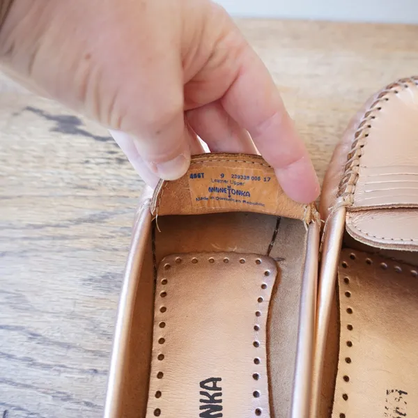 Minnetonka Womens Size 9 Mule Loafers Rose Gold Excellent Metallic Leather Flats - Image 4