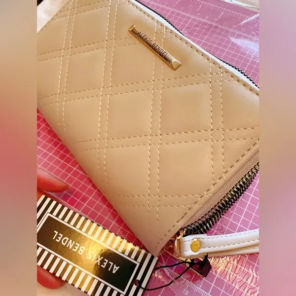 Soft leather Alexis bendel multi functional wallet - Image 4