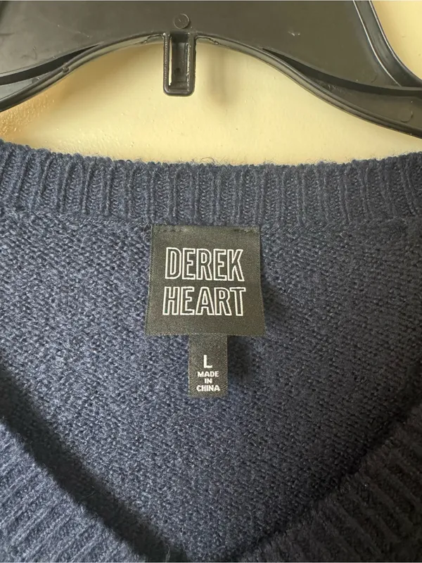 Derek Heart Navy Blue Cropped V-Neck NY New York Sweater NWT Size L - Image 6