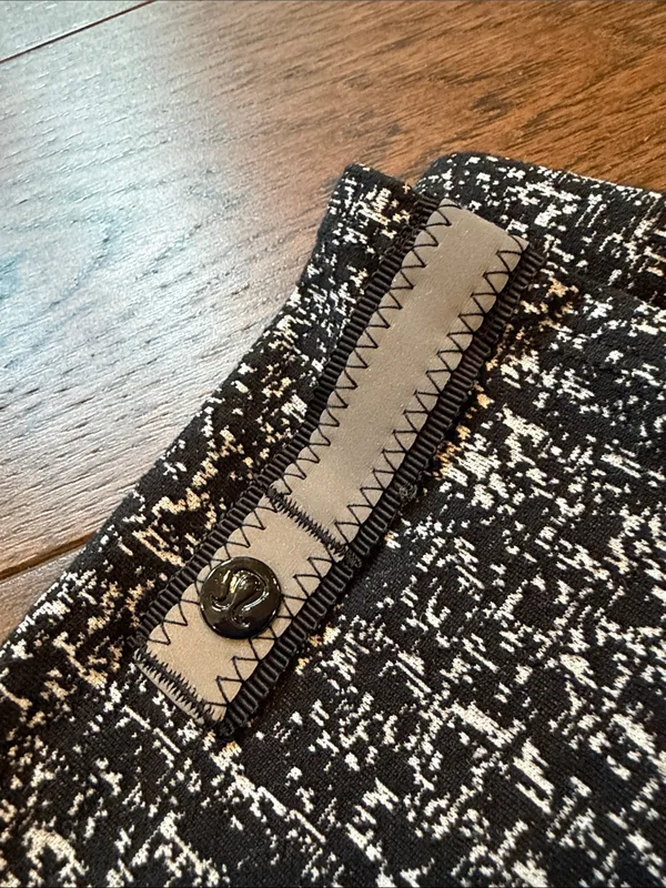 Lululemon Vinyasa Scarf in Black & White Pattern - One Size - C11-290 - Image 2
