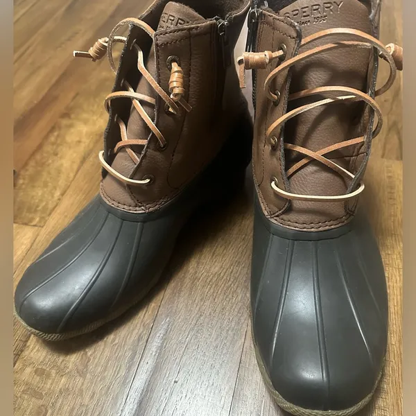 NWOB Sperry Duck Boots 9.5 - Image 2
