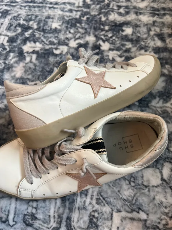 ShuShop White Sneakers with Taupe Accents and Star Detail - Image 4