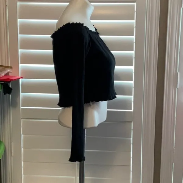 Black Off-Shoulder Crop Top - Image 3