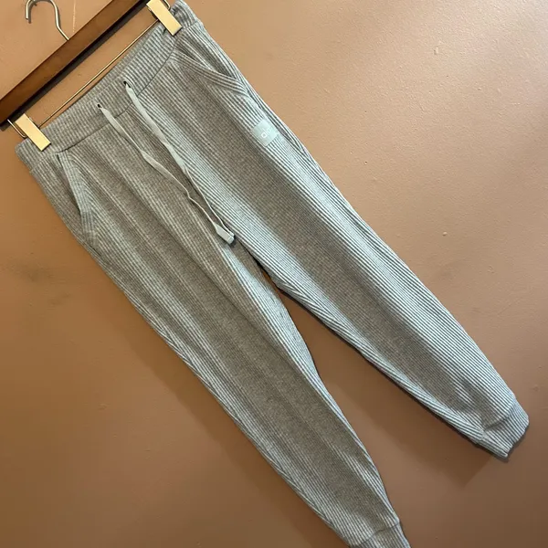 Alo Yoga Muse Ribbed Knit Joggers Sweatpants in Athletic Heather Grey Small - Image 2