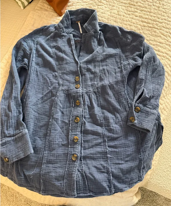 Free People Blue textured button up Long sleeve - Image 4