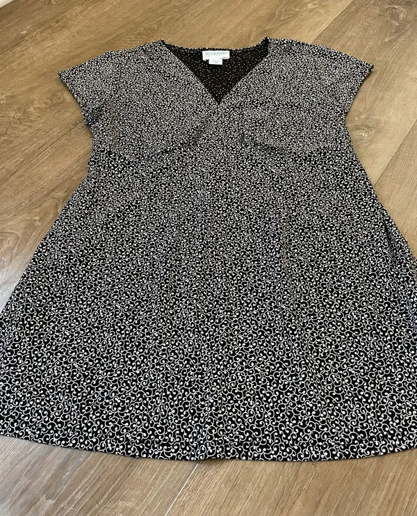 Motherhood Maternity short sleeve blouse top floral vine women’s size medium - Image 10