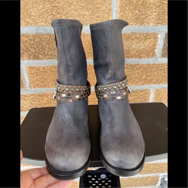 HTC Hollywood Trading Company studded leather biker boots size 39/8.5 - Image 6